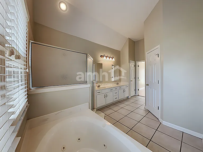 5005 Bristol Woods — Photo 9