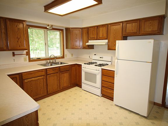 2nd image of 35810 Linden Ln
