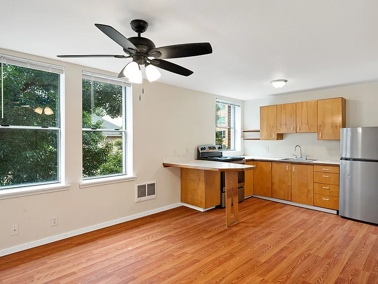 Abbottsford Apartments — Photo 43