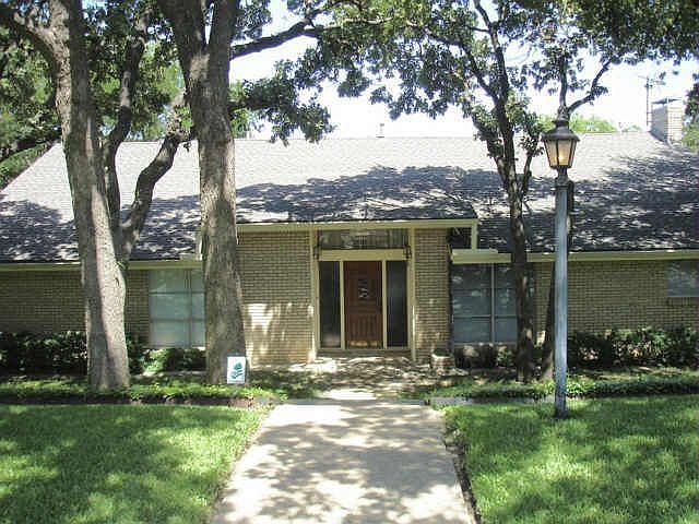 1st image of 1307 Woodridge Cir