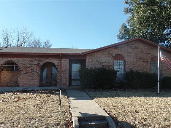 2nd image of 921 Meadowdale Cir