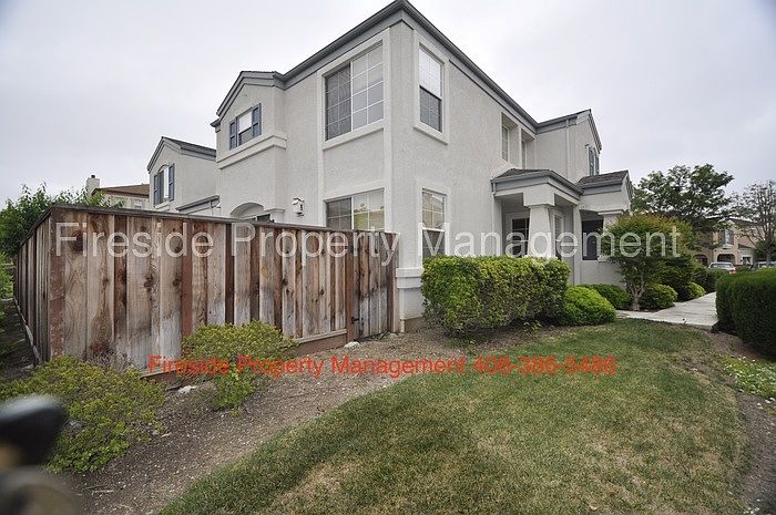 1st image of 883 Brea Ln