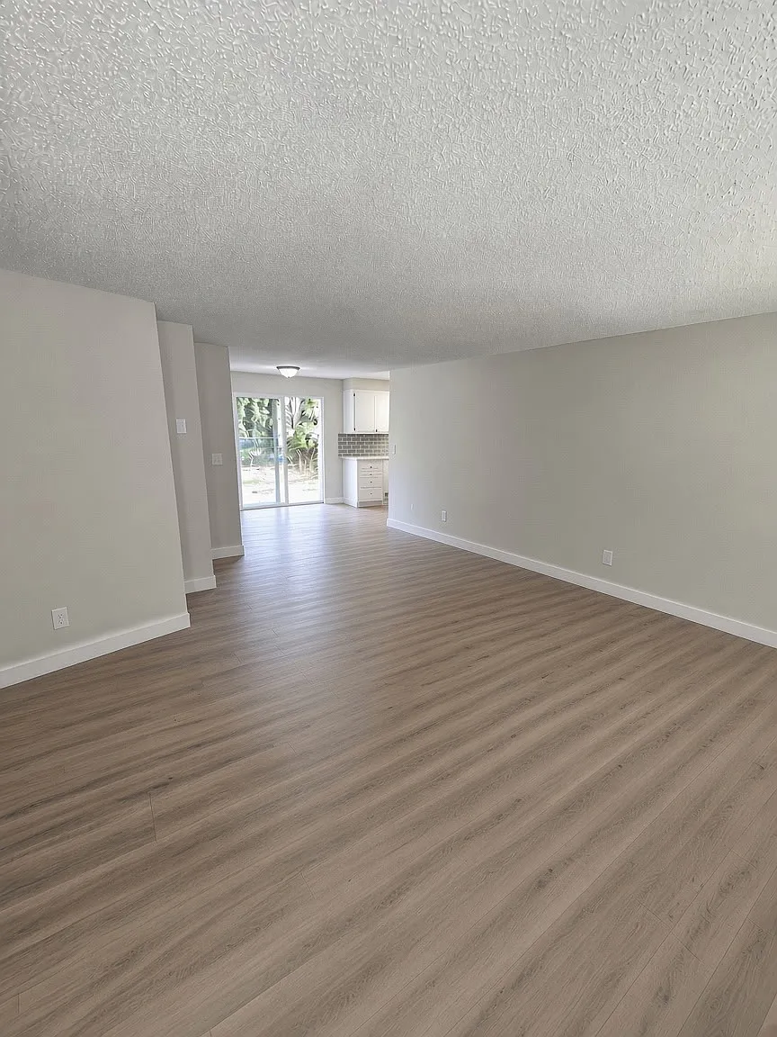 14015 NE 76th St — Photo 2