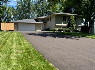 404 Highland Dr, Chanhassen, MN 55317