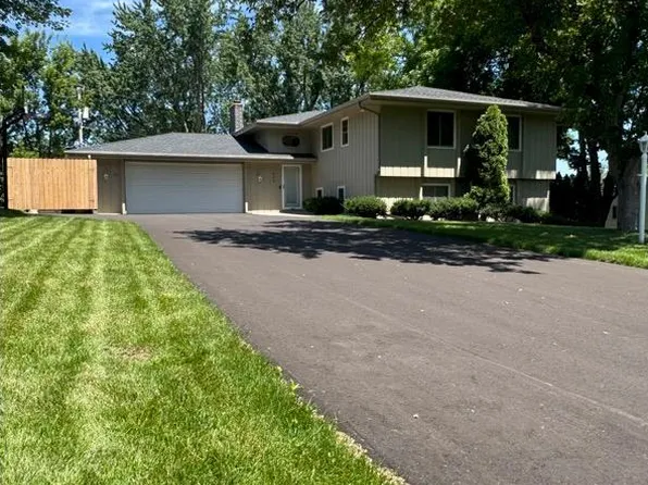 404 Highland Dr, Chanhassen, MN 55317