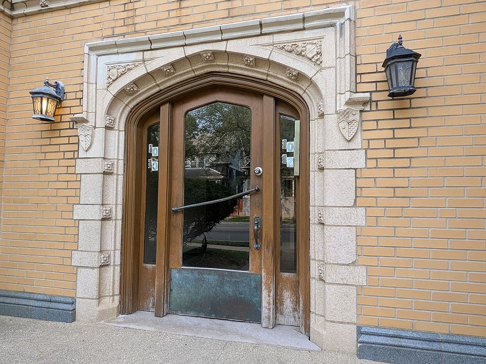 2nd image of 1010 N Austin Blvd APT 2S