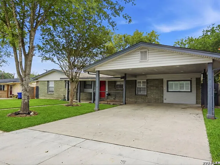 466 Sandalwood Ln — Photo 2
