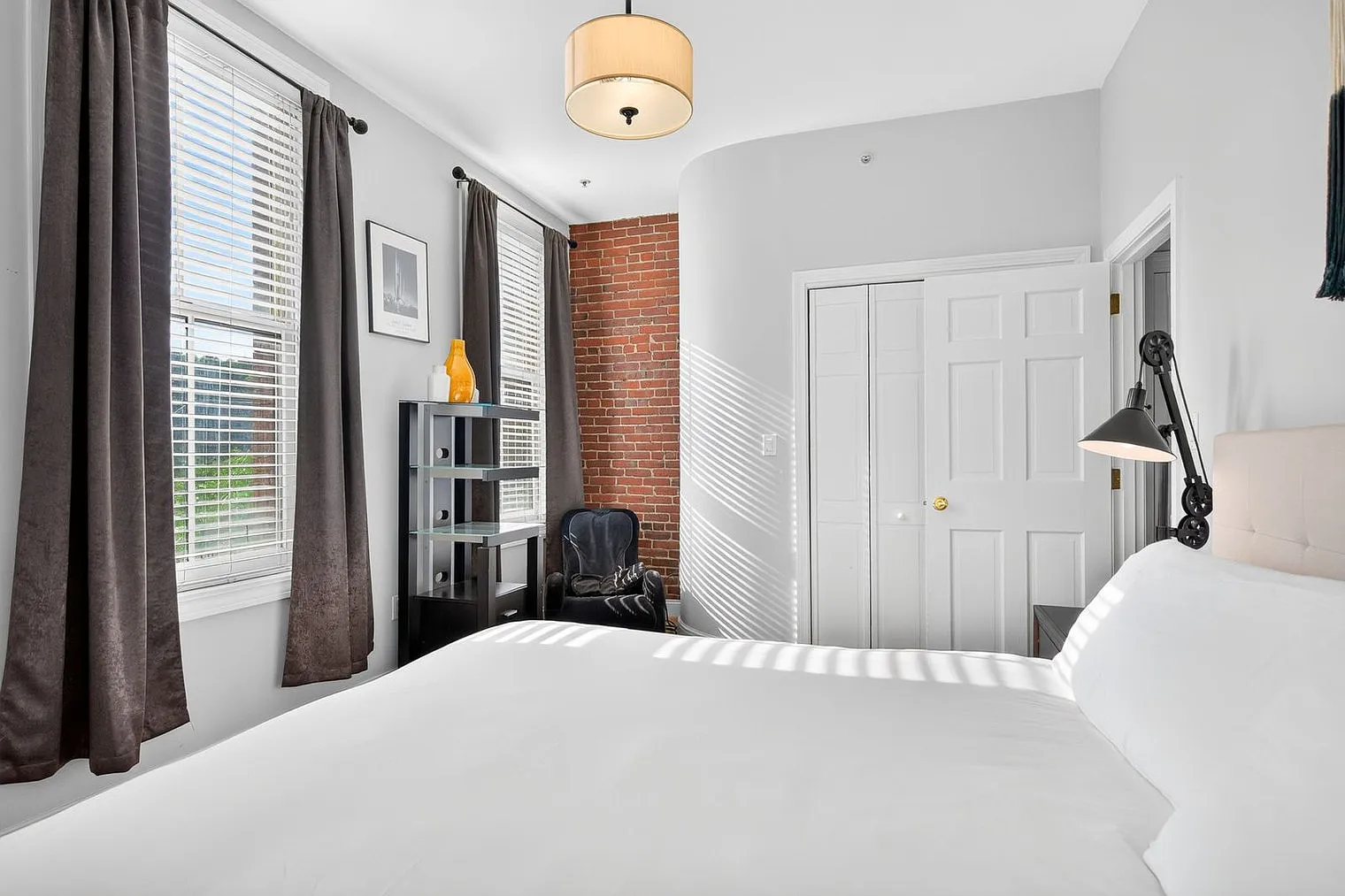 2 bed, 1.0 bath, 990 sqft, $5,078 — Photo 4