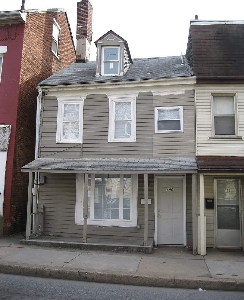 3 Bedroom House with Yard-York City SD — Photo 1