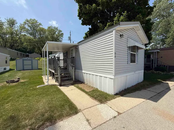 W211N11863 Hilltop Dr, Germantown, WI 53022