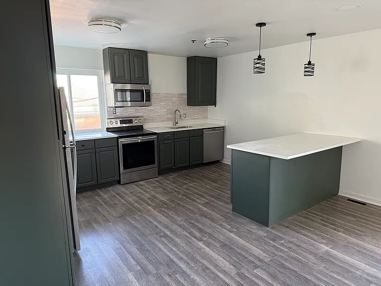 7851 Glenorchard Dr — Photo 2