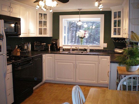 Spacious eat-in kitchen