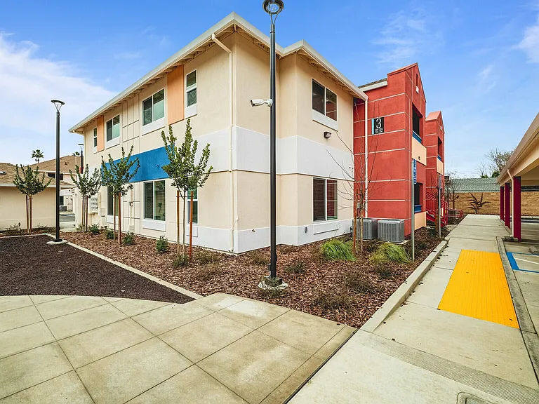 Orchard Park Apartment — Photo 37