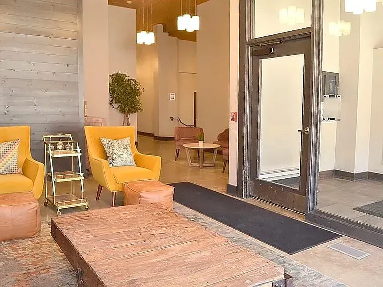 1 bed, 904 sqft, $1,820 — Photo 4