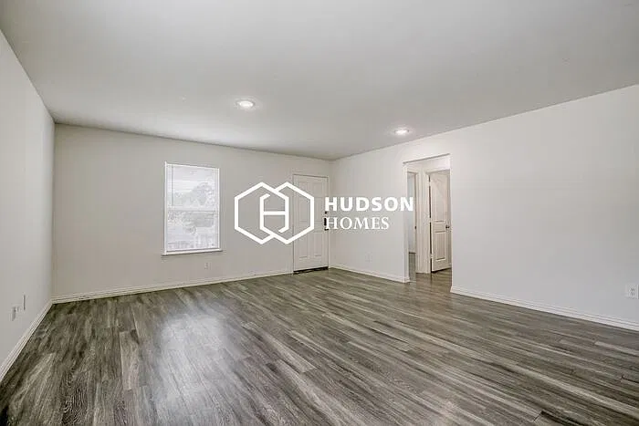 3 bed, 2.0 bath, 1090 sqft, $1,449 — Photo 3