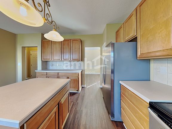 3rd image of 203 Fox Glen Dr W