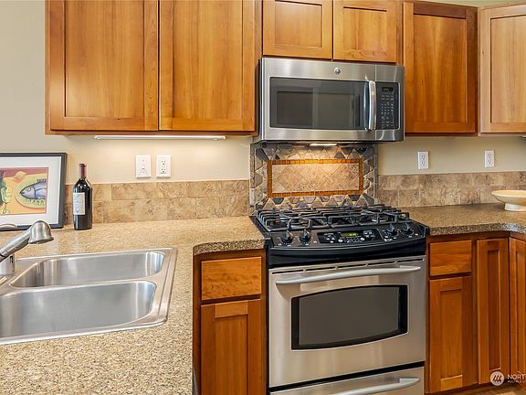 5th image of 6015 Phinney Avenue N #308