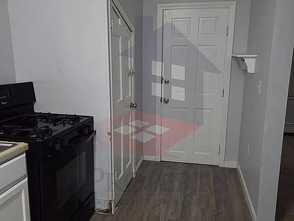 2nd image of 299 Lonsdale Ave APT 1
