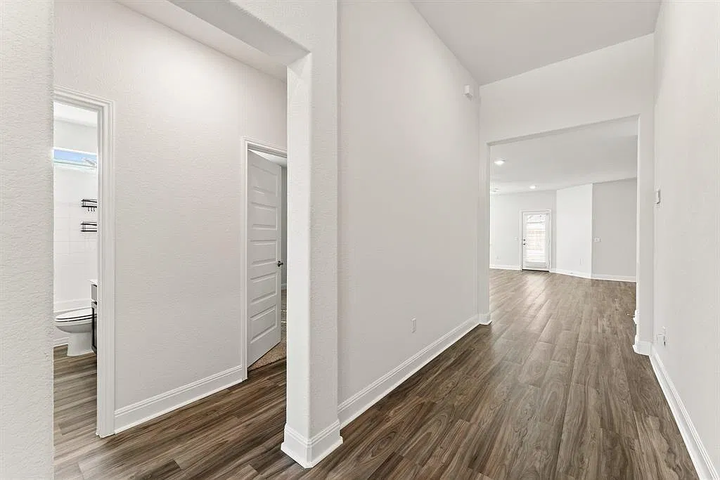 3 bed, 2.0 bath, 1952 sqft, $2,200 — Photo 3
