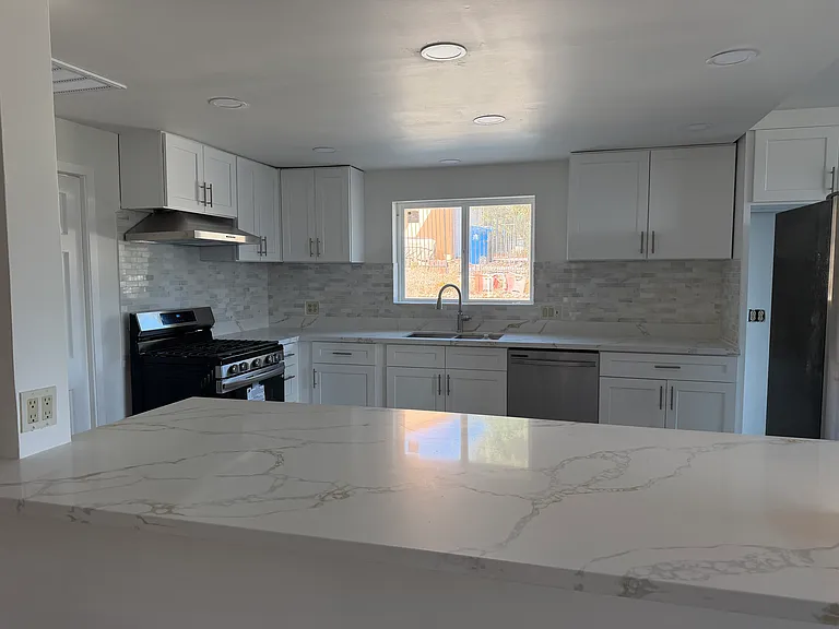 10411 Glory Ave — Photo 2