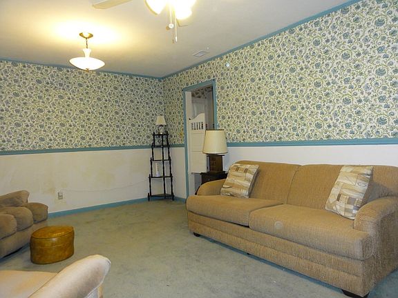 4th image of 2105 Hillcrest Dr