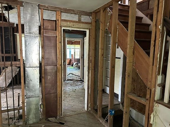 4th image of 832 Maple Ave
