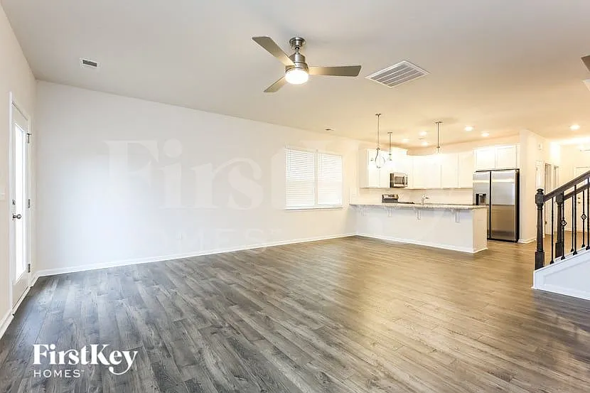 4 bed, 3.0 bath, 2025 sqft, $2,040 — Photo 4