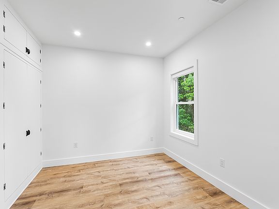 4th image of 442 W Queen Ln #A