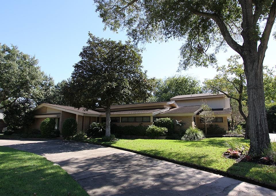 1st image of 9703 Cedarhurst Dr
