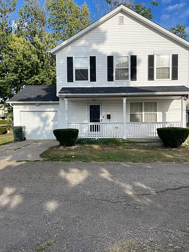 1002 Sylvan Ct NE Photo 1