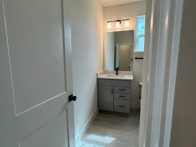 Shared Bathroom (3rd Floor)