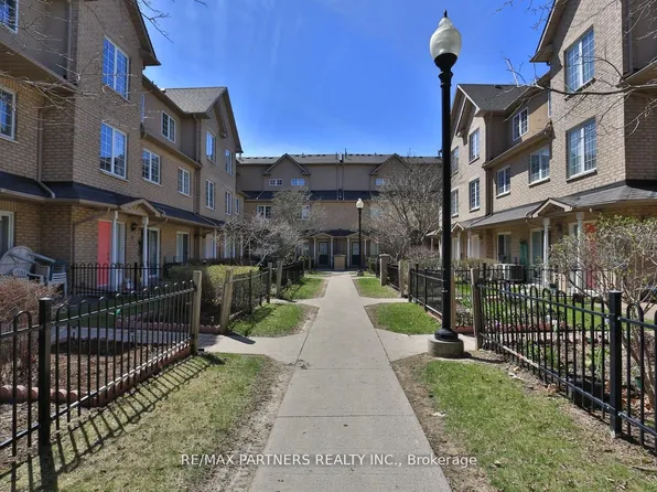 23 Saint Moritz Way #11, Markham, ON L3R 4G4