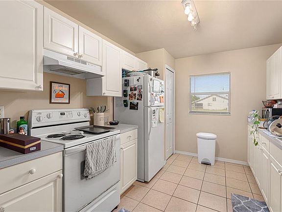 4th image of 1424 NE 8th Pl
