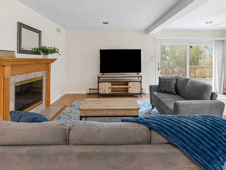74 Scotts Landing Rd — Photo 11