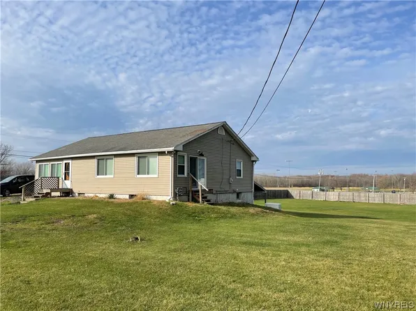 8957 Ridge Rd, Gasport, NY 14067