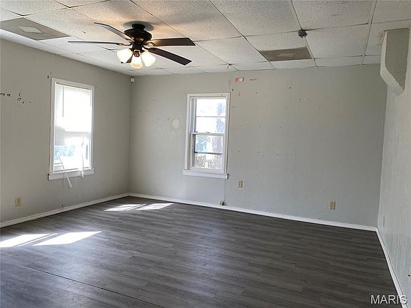 3rd image of 918 Bloomfield Rd