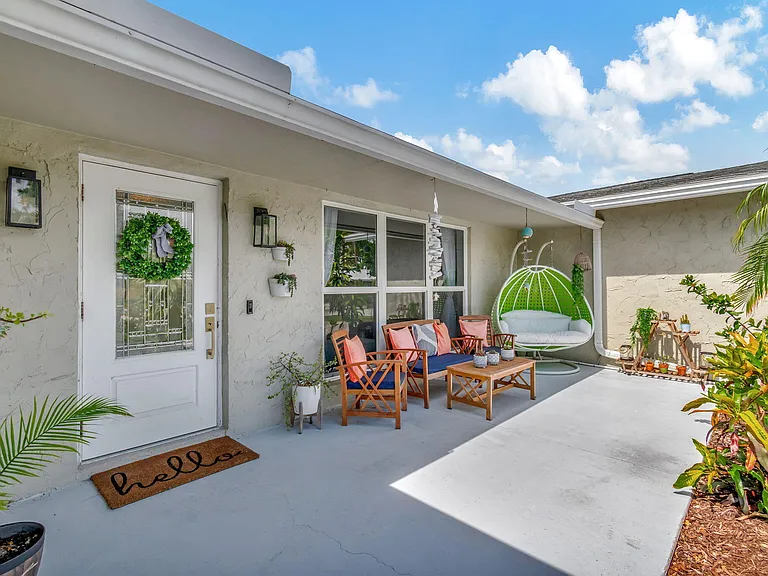 1066 SW 25th Way — Photo 3