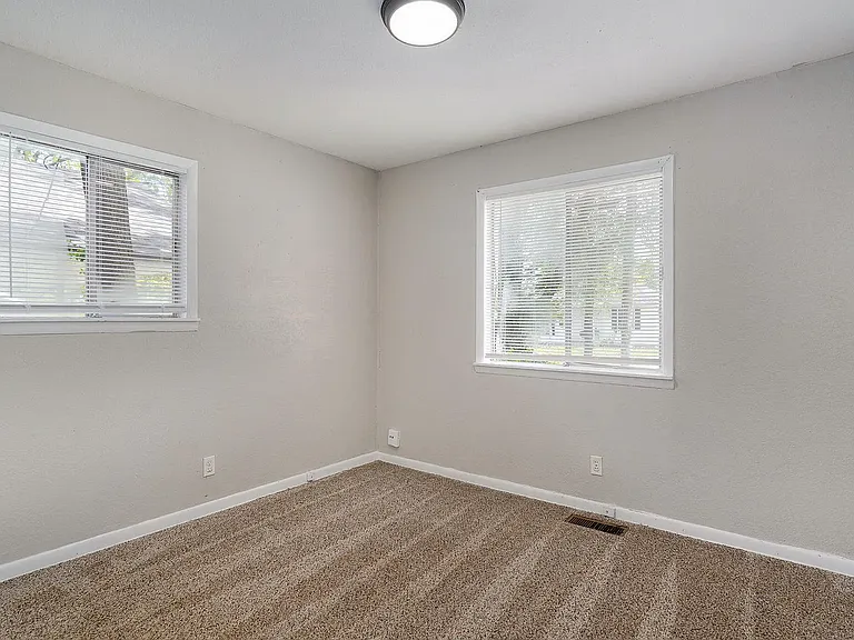 521 N Park Ave — Photo 9