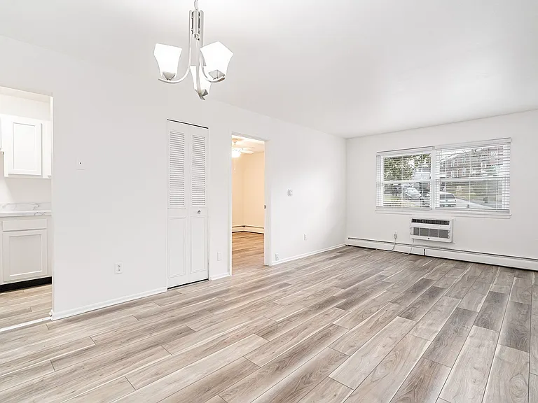 Lindsay Court Apartments — Photo 6