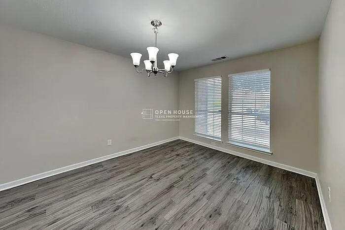 4 bed, 2.5 bath, 2366 sqft, $2,425 — Photo 4
