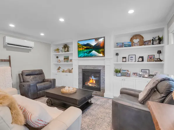 8168 132a St, Surrey, BC V3W 8Y6