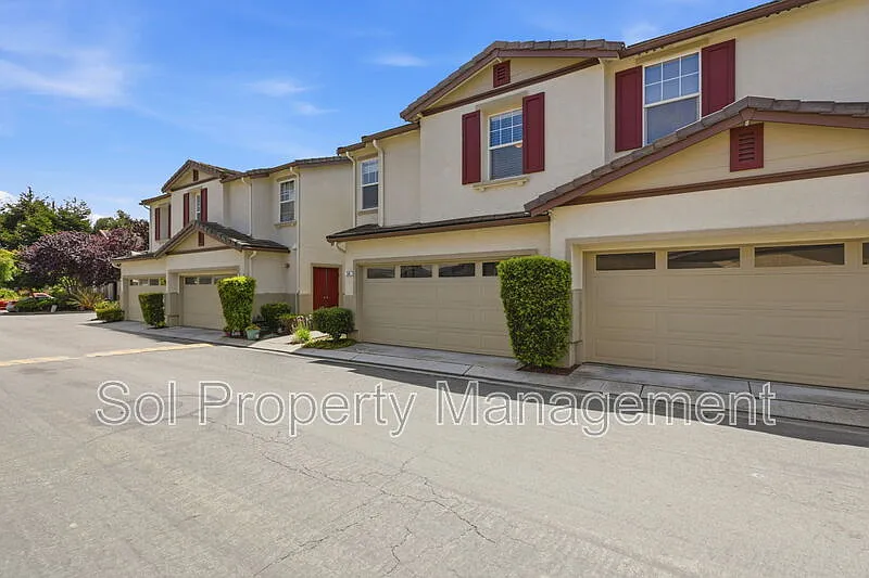 3 bed, 2.5 bath, 1391 sqft, $4,250 — Photo 2
