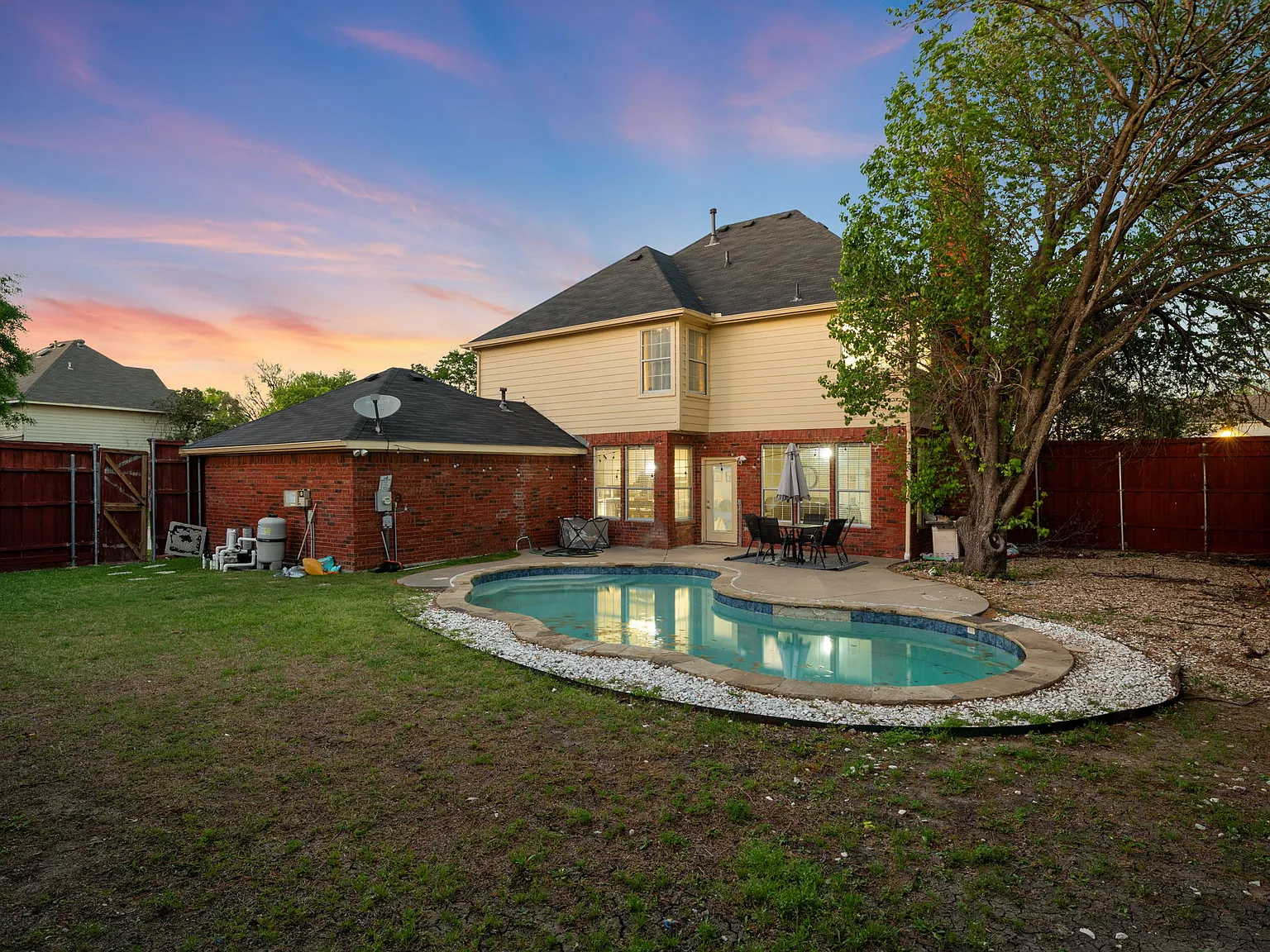 4 bed, 2.5 bath, 2416 sqft, $6,500 — Photo 3