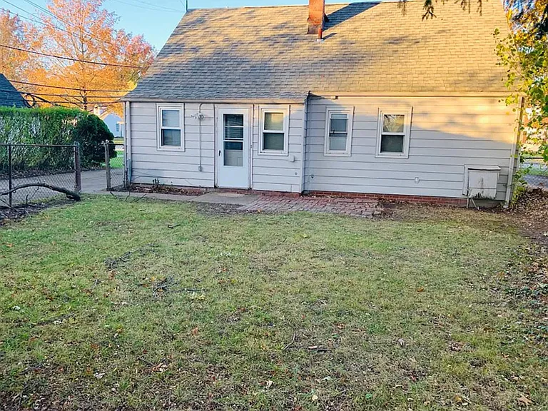 23292 Williams Ave — Photo 2