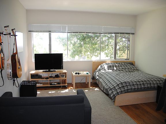 Main room, can be divided into bedroom and living room.