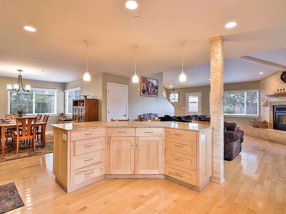 5th image of 520 Bellevue St