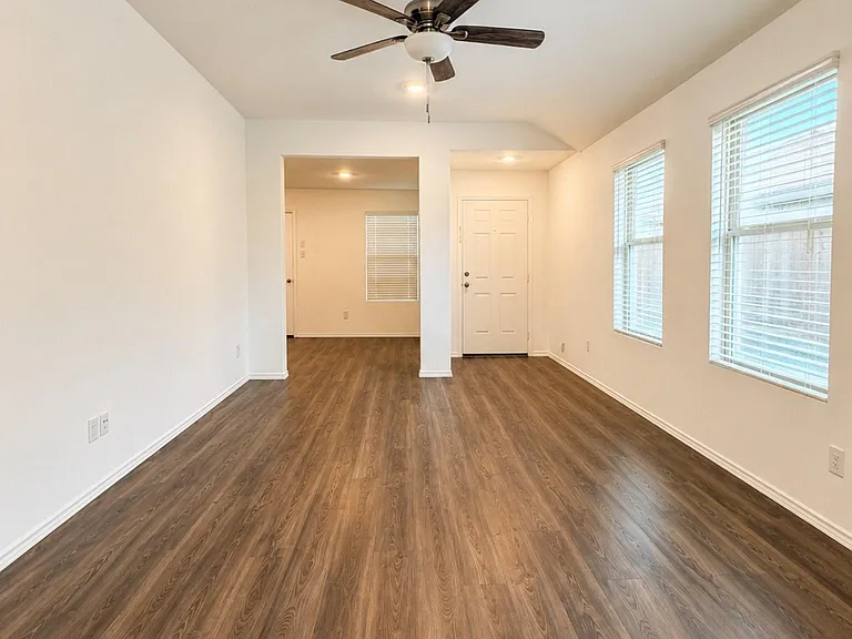 8734 Baywood Ct — Photo 3