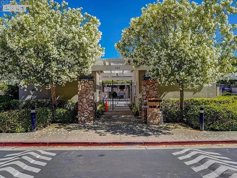 203 Swan Ct #203 — Photo 40