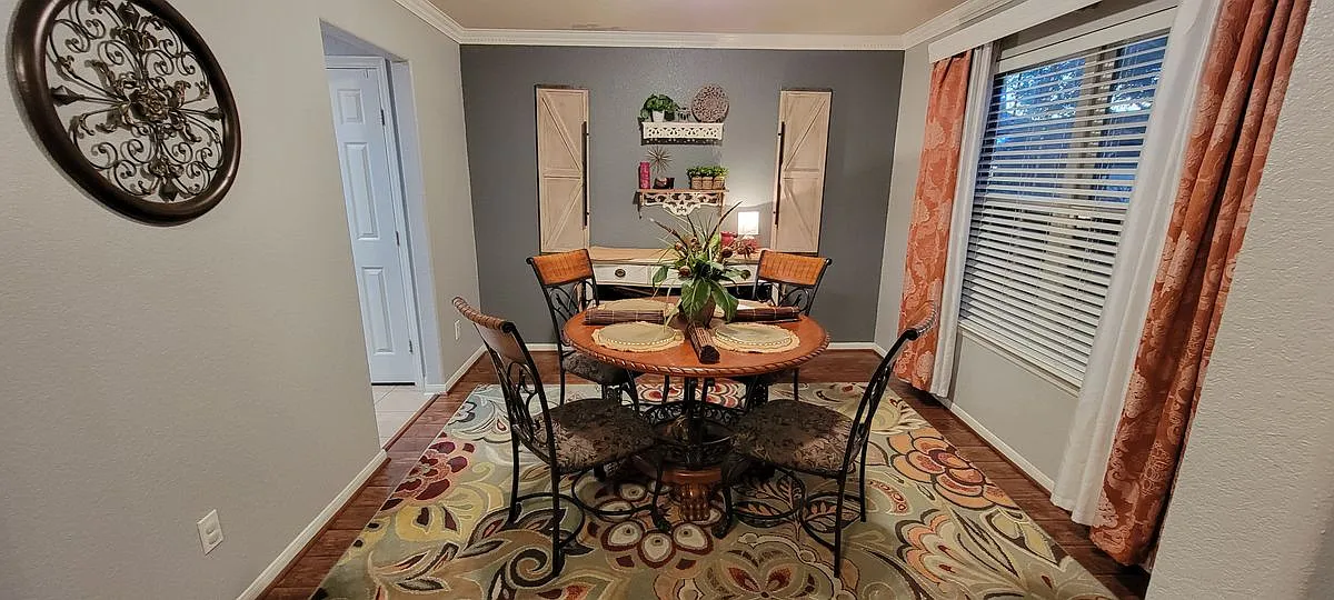 4 bed, 3.0 bath, 2880 sqft, $2,500 — Photo 2
