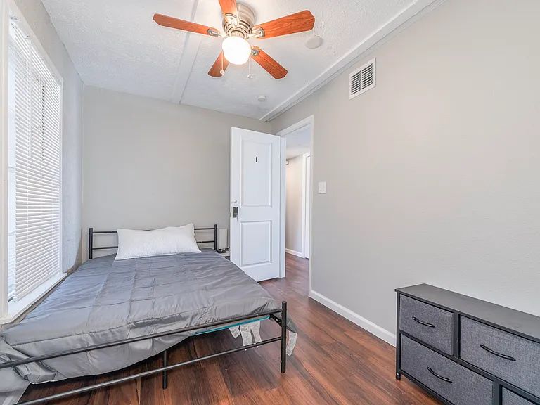 McLean St — Photo 1